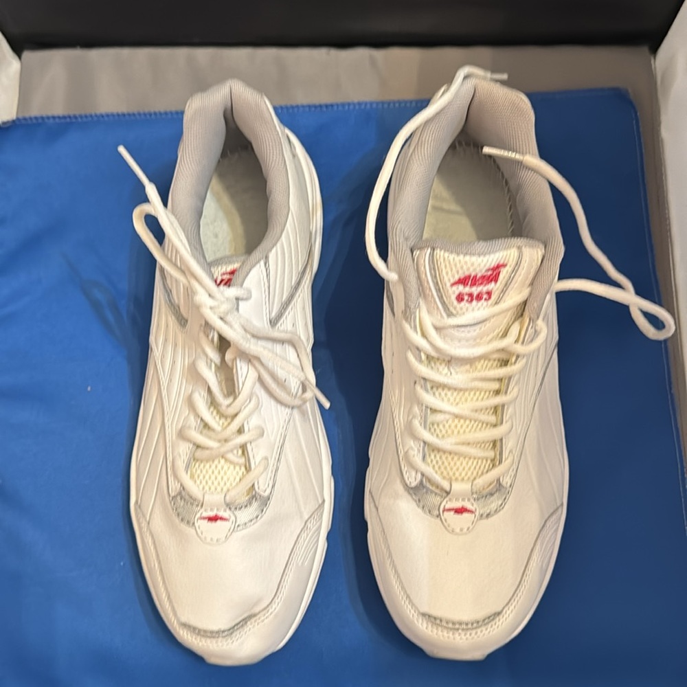 Avia women’s athletic shoes size 10‎